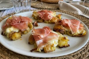 Patate schiacciate con scamorza e prosciutto crudo in friggitrice ad aria