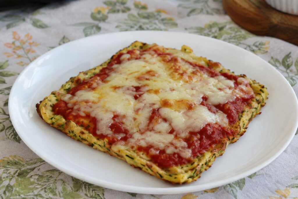 Pizza estiva di zucchine senza glutine in friggitrice ad aria
