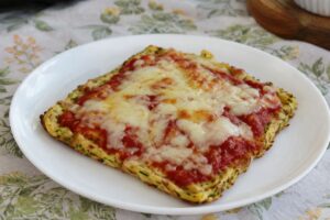 Pizza estiva di zucchine senza glutine in friggitrice ad aria