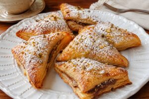 Sfogliatine con crema alle nocciole e pistacchi in friggitrice ad aria