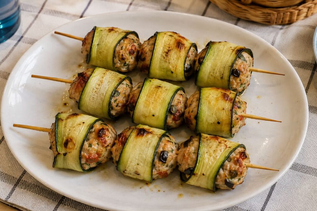 Spiedini di polpette di pollo avvolte nelle zucchine in friggitrice ad aria