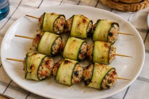 Spiedini di polpette di pollo avvolte nelle zucchine in friggitrice ad aria