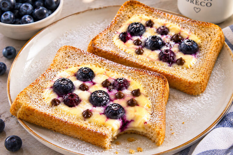 Schiaccia il centro del pane e riempilo di crema: il cheesecake toast light è virale in friggitrice ad aria