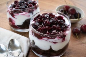 Tortini foresta nera proteici con yogurt greco e ciliegie in friggitrice ad aria