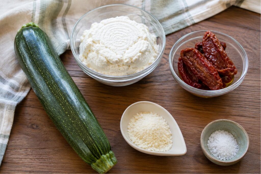 Zucchine ripiene di ricotta e pomodori secchi in friggitrice ad aria ingredienti Zucchine ripiene di ricotta e pomodori secchi in friggitrice ad aria, ingredienti