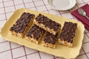 Barrette croccanti con gallette, arachidi e cioccolato