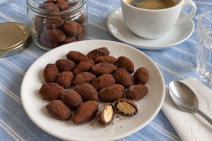 Mandorle al cioccolato e cacao in friggitrice ad aria