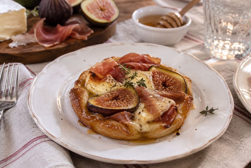 Mini tarte tatin ai fichi, brie e prosciutto crudo in friggitrice ad aria