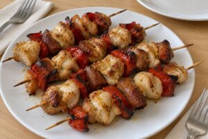 Spiedini di pollo, salsiccia e peperone in friggitrice ad aria