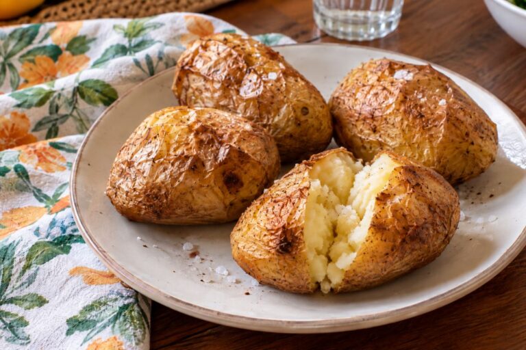 Se devi lessare le patate, prova prima questo metodo: zero pentole, né acqua e solo una cottura in friggitrice ad aria