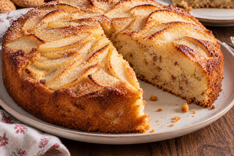 Il trucco di questa torta di mele in friggitrice ad aria non è nella frutta, ma in quello che si sbriciola nell’impasto