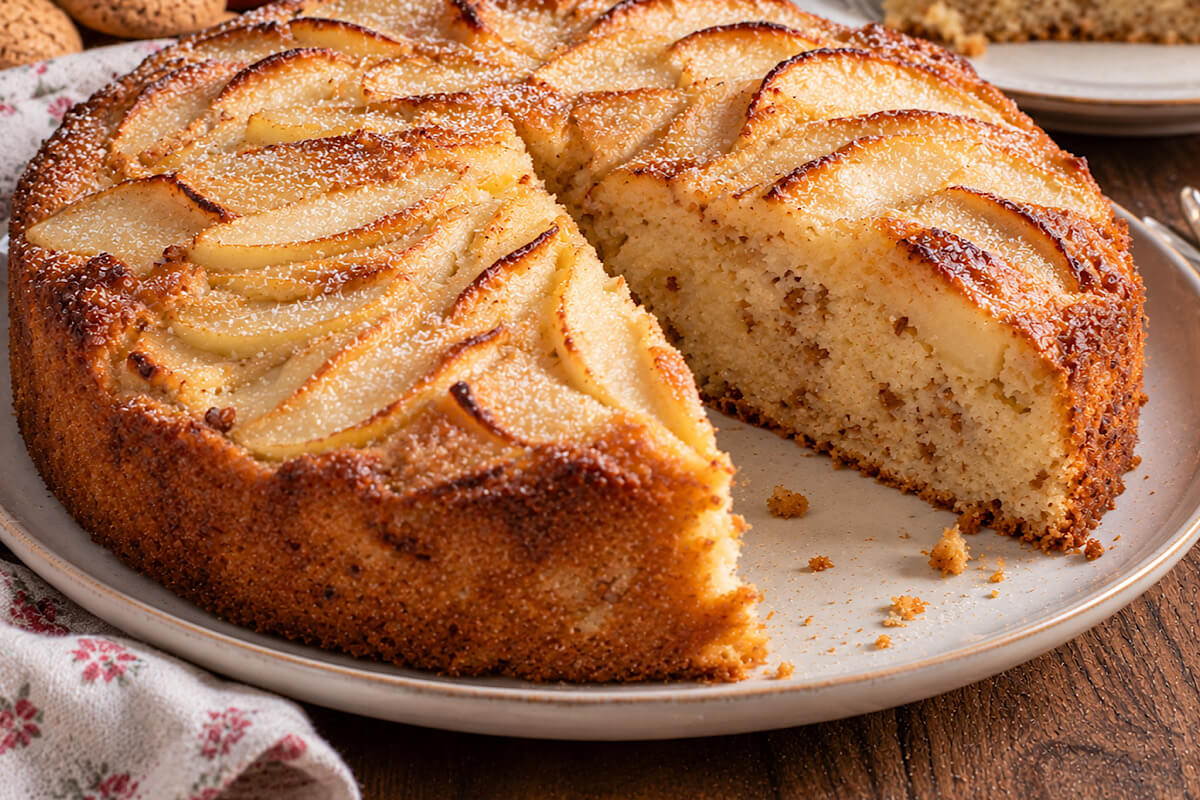 Il trucco di questa torta di mele in friggitrice ad aria non è nella frutta, ma in quello che si sbriciola nell’impasto